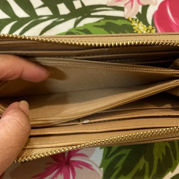 Mango Wallet - Picture 5 of 8